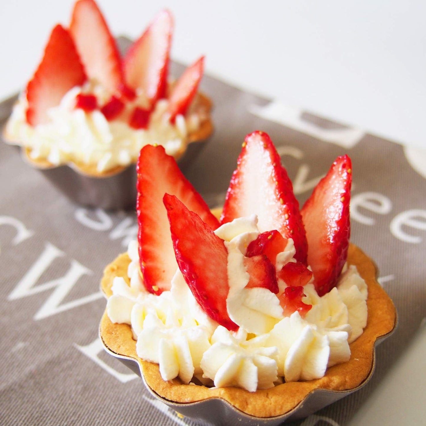 CHEFMADE Mini Pudding Pan Set, 3-Inch 4Pcs Non-Stick Flower-Shaped Pie Brea